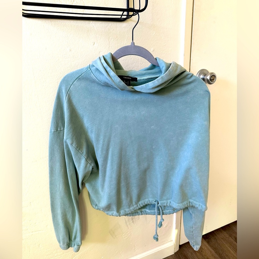 Cropped turquoise sweatshirt. Size L. Forever 21
